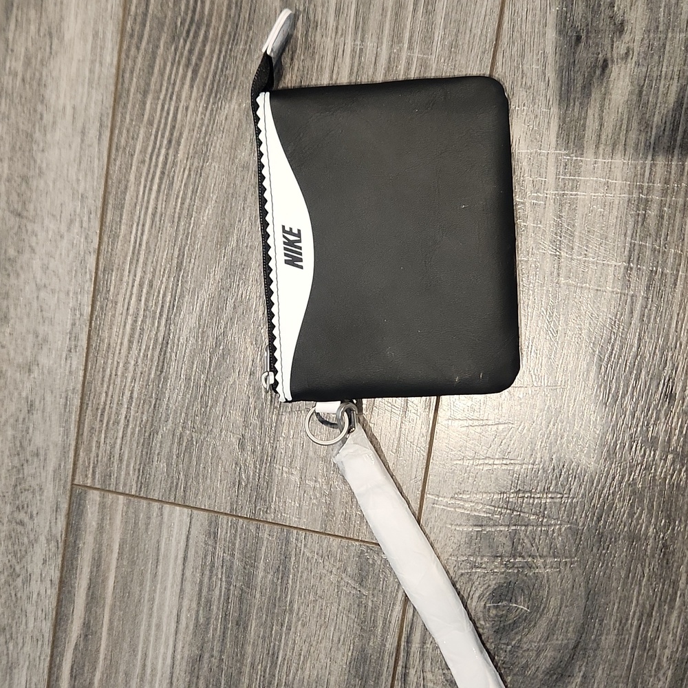 NWOT Nike Women's Wristlet 5 1/4" x  4 1/4" - Picture 4 of 9